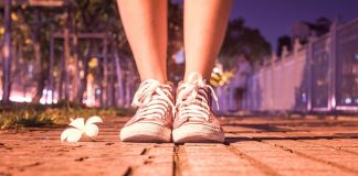 Sneakersy – jak je nosić ze spodniami, spódnicami czy sukienkami? Stylizacje ze sneakersami