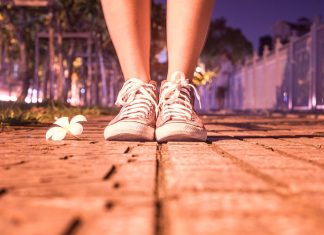 Sneakersy – jak je nosić ze spodniami, spódnicami czy sukienkami? Stylizacje ze sneakersami