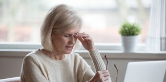 Kobieta trąca oko z powodu zapalenia spojówek