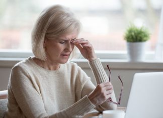 Kobieta trąca oko z powodu zapalenia spojówek