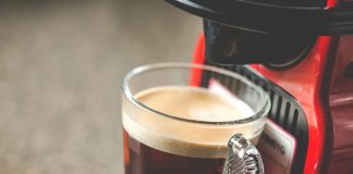 Aromatyczne i delikatne kawy mleczne? Wybierz ekspres na kapsułki