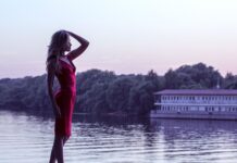 Czy na wesele można iść w białej sukience w kwiaty?