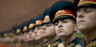 Czy żołnierz może chodzić w mundurze po służbie?