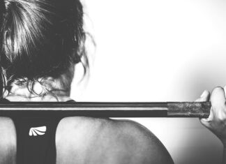 Jak sprawdzić wagę walizki bez wagi?