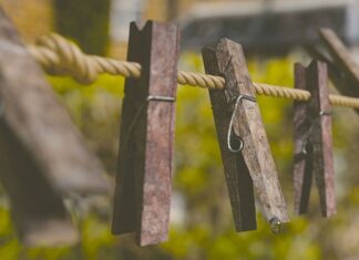 Czym się różni klips od charmsa?