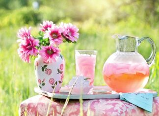 Do czego nosić różowa marynarkę?