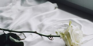 Co oznacza biała nitka na nadgarstku?