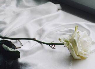 Co oznacza biała nitka na nadgarstku? Co oznacza biała nitka na nadgarstku?