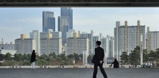 Jak założyć body przez głowę?