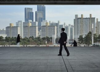 Jak założyć body przez głowę? Jak założyć body przez głowę?