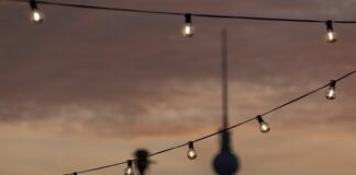 Jaki łańcuszek do sukienki w serek?