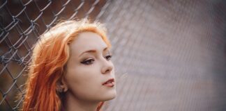 Jakie kolczyki do sukienki pod szyję?