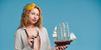 Jaką bluzkę pod białą marynarkę?