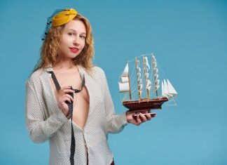 Jaką bluzkę pod białą marynarkę?