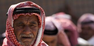 Jakie nakrycie do eleganckiej sukienki?