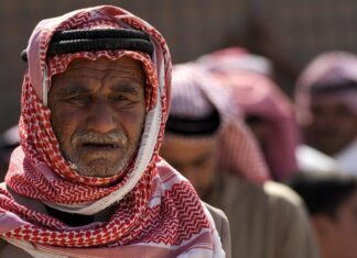 Jakie nakrycie do eleganckiej sukienki?