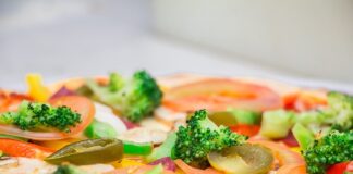 Jakie dodatki do śmietankowej sukni ślubnej?