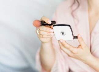 Jak spakować kosmetyki do samolotu?