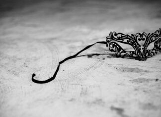 Czy należy coś ubrać pod koszulę?