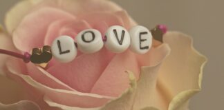 Co oznacza czarna bransoletka u mężczyzny?