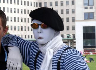 Jak się nosi beret harcerski?