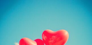 Czy karta pokładowa to to samo co bilet lotniczy?