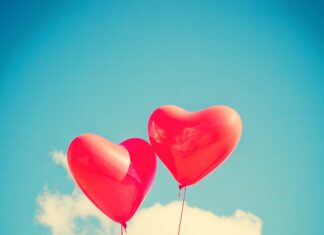 Czy karta pokładowa to to samo co bilet lotniczy?