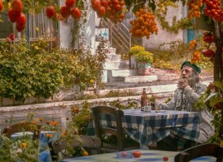 Na którym ramieniu nosi się beret harcerski?