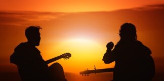 Co mężczyźni noszą na szyi?