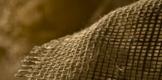 Co oznacza czerwona nitka na prawej ręce?