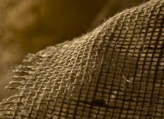 Co oznacza czerwona nitka na prawej ręce?