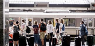 Ile ma ważyć bagaż podręczny do samolotu?