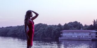 Czy można iść na wesele w kremowej sukience?